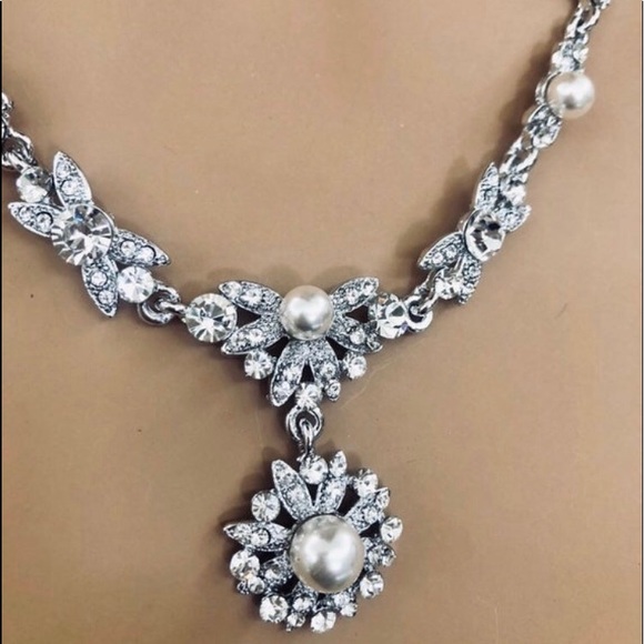 NWT Dainty Pearl and Rhinestones Necklace Set - Picture 3 of 10